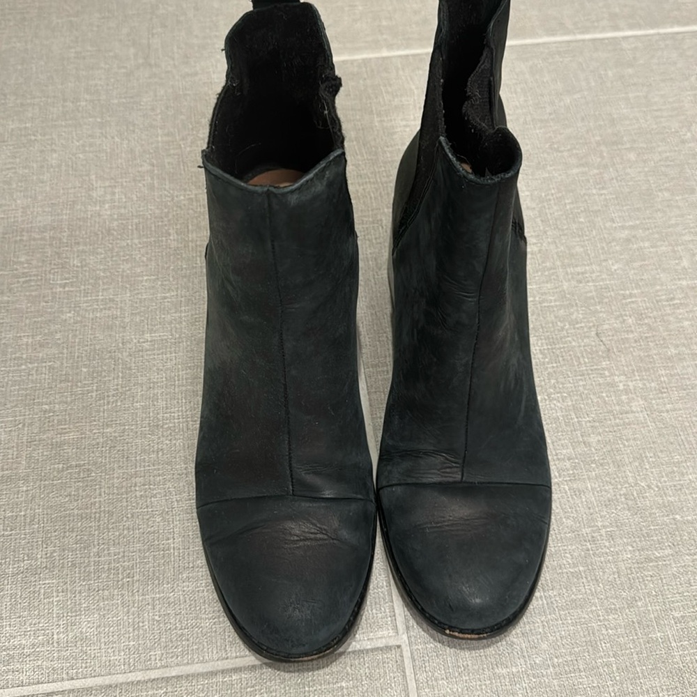 Tom’s black booties size 7.5